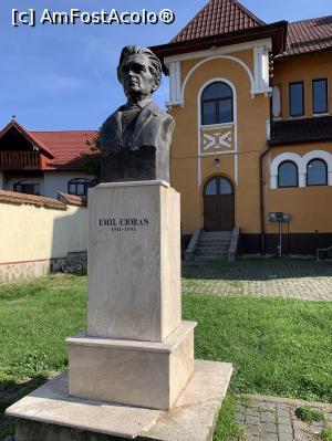 [P21] Rășinari,bustul lui Cioran » foto by AZE
 - 
<span class="allrVoted glyphicon glyphicon-heart hidden" id="av1390135"></span>
<a class="m-l-10 hidden" id="sv1390135" onclick="voting_Foto_DelVot(,1390135,28257)" role="button">șterge vot <span class="glyphicon glyphicon-remove"></span></a>
<a id="v91390135" class=" c-red"  onclick="voting_Foto_SetVot(1390135)" role="button"><span class="glyphicon glyphicon-heart-empty"></span> <b>LIKE</b> = Votează poza</a> <img class="hidden"  id="f1390135W9" src="/imagini/loader.gif" border="0" /><span class="AjErrMes hidden" id="e1390135ErM"></span>