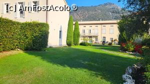 P03 [OCT-2023] Villa del Papa - grădina și vedere parțială către corpul cu recepția