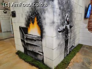 [P31] Muzeul Banksy Cracovia » foto by crismis
 - 
<span class="allrVoted glyphicon glyphicon-heart hidden" id="av1476921"></span>
<a class="m-l-10 hidden" id="sv1476921" onclick="voting_Foto_DelVot(,1476921,28942)" role="button">șterge vot <span class="glyphicon glyphicon-remove"></span></a>
<a id="v91476921" class=" c-red"  onclick="voting_Foto_SetVot(1476921)" role="button"><span class="glyphicon glyphicon-heart-empty"></span> <b>LIKE</b> = Votează poza</a> <img class="hidden"  id="f1476921W9" src="/imagini/loader.gif" border="0" /><span class="AjErrMes hidden" id="e1476921ErM"></span>