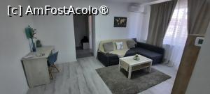 [P06] Bârlad, Apartament Elena, Livingul, invitație la lucru, pozat dinspre baie, se vede și holul de intrare » foto by mprofeanu
 - 
<span class="allrVoted glyphicon glyphicon-heart hidden" id="av1477618"></span>
<a class="m-l-10 hidden" id="sv1477618" onclick="voting_Foto_DelVot(,1477618,28944)" role="button">șterge vot <span class="glyphicon glyphicon-remove"></span></a>
<a id="v91477618" class=" c-red"  onclick="voting_Foto_SetVot(1477618)" role="button"><span class="glyphicon glyphicon-heart-empty"></span> <b>LIKE</b> = Votează poza</a> <img class="hidden"  id="f1477618W9" src="/imagini/loader.gif" border="0" /><span class="AjErrMes hidden" id="e1477618ErM"></span>