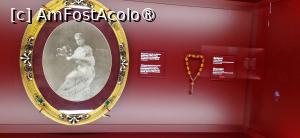 [P44] 44. Portretul reginei montat într-o ramă de epocă, cu pietre prețioase; lângă el este o brățară din chihlimbar montată în argint turnat. » foto by doinafil
 - 
<span class="allrVoted glyphicon glyphicon-heart hidden" id="av1524126"></span>
<a class="m-l-10 hidden" id="sv1524126" onclick="voting_Foto_DelVot(,1524126,29149)" role="button">șterge vot <span class="glyphicon glyphicon-remove"></span></a>
<a id="v91524126" class=" c-red"  onclick="voting_Foto_SetVot(1524126)" role="button"><span class="glyphicon glyphicon-heart-empty"></span> <b>LIKE</b> = Votează poza</a> <img class="hidden"  id="f1524126W9" src="/imagini/loader.gif" border="0" /><span class="AjErrMes hidden" id="e1524126ErM"></span>