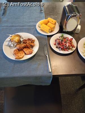 [P24] Masa de seară  cu șnițel de pui și chiftele din carne de curcan alături de cartofi natur și mix de salată. La desert porumb fiert. » foto by ovidiuyepi
 - 
<span class="allrVoted glyphicon glyphicon-heart hidden" id="av1504894"></span>
<a class="m-l-10 hidden" id="sv1504894" onclick="voting_Foto_DelVot(,1504894,29168)" role="button">șterge vot <span class="glyphicon glyphicon-remove"></span></a>
<a id="v91504894" class=" c-red"  onclick="voting_Foto_SetVot(1504894)" role="button"><span class="glyphicon glyphicon-heart-empty"></span> <b>LIKE</b> = Votează poza</a> <img class="hidden"  id="f1504894W9" src="/imagini/loader.gif" border="0" /><span class="AjErrMes hidden" id="e1504894ErM"></span>