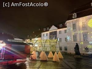 [P16] Intrarea secundară-&icirc;n fundal muzeul și statuia lui Brukenthal » foto by AZE
 - 
&lt;span class=&quot;allrVoted glyphicon glyphicon-heart hidden&quot; id=&quot;av1341701&quot;&gt;&lt;/span&gt;
&lt;a class=&quot;m-l-10 hidden&quot; id=&quot;sv1341701&quot; onclick=&quot;voting_Foto_DelVot(,1341701,29199)&quot; role=&quot;button&quot;&gt;șterge vot &lt;span class=&quot;glyphicon glyphicon-remove&quot;&gt;&lt;/span&gt;&lt;/a&gt;
&lt;a id=&quot;v91341701&quot; class=&quot; c-red&quot;  onclick=&quot;voting_Foto_SetVot(1341701)&quot; role=&quot;button&quot;&gt;&lt;span class=&quot;glyphicon glyphicon-heart-empty&quot;&gt;&lt;/span&gt; &lt;b&gt;LIKE&lt;/b&gt; = Votează poza&lt;/a&gt; &lt;img class=&quot;hidden&quot;  id=&quot;f1341701W9&quot; src=&quot;/imagini/loader.gif&quot; border=&quot;0&quot; /&gt;&lt;span class=&quot;AjErrMes hidden&quot; id=&quot;e1341701ErM&quot;&gt;&lt;/span&gt;