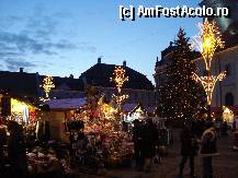 [P24] Sibiu -Piata Mare - Targul de Craciun, desi s-au aprins luminile, nu au venit nici mai multi turisti, nici mai multi localnici » foto by Diaura*
 - 
&lt;span class=&quot;allrVoted glyphicon glyphicon-heart hidden&quot; id=&quot;av284254&quot;&gt;&lt;/span&gt;
&lt;a class=&quot;m-l-10 hidden&quot; id=&quot;sv284254&quot; onclick=&quot;voting_Foto_DelVot(,284254,29199)&quot; role=&quot;button&quot;&gt;șterge vot &lt;span class=&quot;glyphicon glyphicon-remove&quot;&gt;&lt;/span&gt;&lt;/a&gt;
&lt;a id=&quot;v9284254&quot; class=&quot; c-red&quot;  onclick=&quot;voting_Foto_SetVot(284254)&quot; role=&quot;button&quot;&gt;&lt;span class=&quot;glyphicon glyphicon-heart-empty&quot;&gt;&lt;/span&gt; &lt;b&gt;LIKE&lt;/b&gt; = Votează poza&lt;/a&gt; &lt;img class=&quot;hidden&quot;  id=&quot;f284254W9&quot; src=&quot;/imagini/loader.gif&quot; border=&quot;0&quot; /&gt;&lt;span class=&quot;AjErrMes hidden&quot; id=&quot;e284254ErM&quot;&gt;&lt;/span&gt;