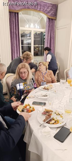 [P13] Discutând cu Carmen Ion (prima din ele), a doua e pe scaun la masă.  » foto by Michi
 - 
<span class="allrVoted glyphicon glyphicon-heart hidden" id="av1523039"></span>
<a class="m-l-10 hidden" id="sv1523039" onclick="voting_Foto_DelVot(,1523039,29208)" role="button">șterge vot <span class="glyphicon glyphicon-remove"></span></a>
<a id="v91523039" class=" c-red"  onclick="voting_Foto_SetVot(1523039)" role="button"><span class="glyphicon glyphicon-heart-empty"></span> <b>LIKE</b> = Votează poza</a> <img class="hidden"  id="f1523039W9" src="/imagini/loader.gif" border="0" /><span class="AjErrMes hidden" id="e1523039ErM"></span>