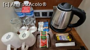 [P15] Pe micul birou găsești ceaiuri si cafea instant. Apa se completează în fiecare zi. » foto by pepsi70ro
 - 
<span class="allrVoted glyphicon glyphicon-heart hidden" id="av1517233"></span>
<a class="m-l-10 hidden" id="sv1517233" onclick="voting_Foto_DelVot(,1517233,29245)" role="button">șterge vot <span class="glyphicon glyphicon-remove"></span></a>
<a id="v91517233" class=" c-red"  onclick="voting_Foto_SetVot(1517233)" role="button"><span class="glyphicon glyphicon-heart-empty"></span> <b>LIKE</b> = Votează poza</a> <img class="hidden"  id="f1517233W9" src="/imagini/loader.gif" border="0" /><span class="AjErrMes hidden" id="e1517233ErM"></span>