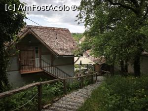 [P09] Se urcă puțin spre partea din spate a proprietății , acolo unde este amenajată o zonă de relaxare cu mese și scaune destul de originale » foto by Pușcașu Marin
 - 
<span class="allrVoted glyphicon glyphicon-heart hidden" id="av1530343"></span>
<a class="m-l-10 hidden" id="sv1530343" onclick="voting_Foto_DelVot(,1530343,29344)" role="button">șterge vot <span class="glyphicon glyphicon-remove"></span></a>
<a id="v91530343" class=" c-red"  onclick="voting_Foto_SetVot(1530343)" role="button"><span class="glyphicon glyphicon-heart-empty"></span> <b>LIKE</b> = Votează poza</a> <img class="hidden"  id="f1530343W9" src="/imagini/loader.gif" border="0" /><span class="AjErrMes hidden" id="e1530343ErM"></span>