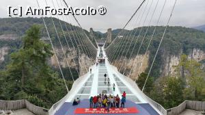 [P08] A treia noastră experiență cu burgeri și cartofi prăjiți a fost la Marele Pod de Sticlă din Grand Canyon Zhangjiajie, într-un local al lanțului chinezesc Tastien (Chinese Burger), aflat într-un mic centru comercial de cealaltă parte a podului, după traversare. » foto by elenaadina
 - 
<span class="allrVoted glyphicon glyphicon-heart hidden" id="av1533426"></span>
<a class="m-l-10 hidden" id="sv1533426" onclick="voting_Foto_DelVot(,1533426,29366)" role="button">șterge vot <span class="glyphicon glyphicon-remove"></span></a>
<a id="v91533426" class=" c-red"  onclick="voting_Foto_SetVot(1533426)" role="button"><span class="glyphicon glyphicon-heart-empty"></span> <b>LIKE</b> = Votează poza</a> <img class="hidden"  id="f1533426W9" src="/imagini/loader.gif" border="0" /><span class="AjErrMes hidden" id="e1533426ErM"></span>