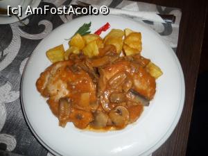 [P08] Escalop de porc cu ciuperci şi cartofi aurii.  » foto by Safta Radu
 - 
<span class="allrVoted glyphicon glyphicon-heart hidden" id="av900332"></span>
<a class="m-l-10 hidden" id="sv900332" onclick="voting_Foto_DelVot(,900332,29384)" role="button">șterge vot <span class="glyphicon glyphicon-remove"></span></a>
<a id="v9900332" class=" c-red"  onclick="voting_Foto_SetVot(900332)" role="button"><span class="glyphicon glyphicon-heart-empty"></span> <b>LIKE</b> = Votează poza</a> <img class="hidden"  id="f900332W9" src="/imagini/loader.gif" border="0" /><span class="AjErrMes hidden" id="e900332ErM"></span>