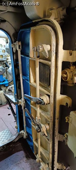 [P30] Ușă în interiorul submarinului. » foto by tata123 🔱
 - 
<span class="allrVoted glyphicon glyphicon-heart hidden" id="av1495994"></span>
<a class="m-l-10 hidden" id="sv1495994" onclick="voting_Foto_DelVot(,1495994,29425)" role="button">șterge vot <span class="glyphicon glyphicon-remove"></span></a>
<a id="v91495994" class=" c-red"  onclick="voting_Foto_SetVot(1495994)" role="button"><span class="glyphicon glyphicon-heart-empty"></span> <b>LIKE</b> = Votează poza</a> <img class="hidden"  id="f1495994W9" src="/imagini/loader.gif" border="0" /><span class="AjErrMes hidden" id="e1495994ErM"></span>