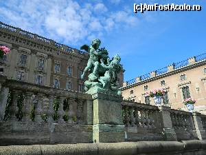 [P03] Unul dintre grupurile statuare care decoreaza Palatul Regal din Stockholm » foto by ileanaxperta*
 - 
<span class="allrVoted glyphicon glyphicon-heart hidden" id="av580206"></span>
<a class="m-l-10 hidden" id="sv580206" onclick="voting_Foto_DelVot(,580206,29432)" role="button">șterge vot <span class="glyphicon glyphicon-remove"></span></a>
<a id="v9580206" class=" c-red"  onclick="voting_Foto_SetVot(580206)" role="button"><span class="glyphicon glyphicon-heart-empty"></span> <b>LIKE</b> = Votează poza</a> <img class="hidden"  id="f580206W9" src="/imagini/loader.gif" border="0" /><span class="AjErrMes hidden" id="e580206ErM"></span>
