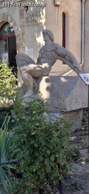 [P18] Constanta - Muzeul de Sculptura 'Ion Jalea'. In exterior, 'Arcas odihnindu-se'. » foto by iulianic
 - 
<span class="allrVoted glyphicon glyphicon-heart hidden" id="av1550147"></span>
<a class="m-l-10 hidden" id="sv1550147" onclick="voting_Foto_DelVot(,1550147,29478)" role="button">șterge vot <span class="glyphicon glyphicon-remove"></span></a>
<a id="v91550147" class=" c-red"  onclick="voting_Foto_SetVot(1550147)" role="button"><span class="glyphicon glyphicon-heart-empty"></span> <b>LIKE</b> = Votează poza</a> <img class="hidden"  id="f1550147W9" src="/imagini/loader.gif" border="0" /><span class="AjErrMes hidden" id="e1550147ErM"></span>