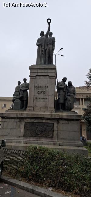[P26] Bucuresti - Monumentul Eroilor Ceferisti din Piata Garii de Nord, realizat impreuna cu Cornel Medrea. » foto by iulianic
 - 
<span class="allrVoted glyphicon glyphicon-heart hidden" id="av1550155"></span>
<a class="m-l-10 hidden" id="sv1550155" onclick="voting_Foto_DelVot(,1550155,29478)" role="button">șterge vot <span class="glyphicon glyphicon-remove"></span></a>
<a id="v91550155" class=" c-red"  onclick="voting_Foto_SetVot(1550155)" role="button"><span class="glyphicon glyphicon-heart-empty"></span> <b>LIKE</b> = Votează poza</a> <img class="hidden"  id="f1550155W9" src="/imagini/loader.gif" border="0" /><span class="AjErrMes hidden" id="e1550155ErM"></span>