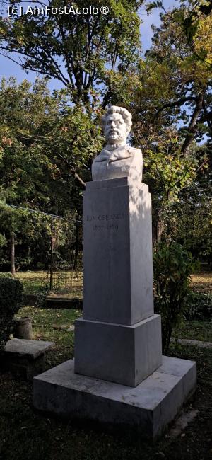 [P27] Bucuresti - Bustul lui Ion Creanga, lucrare a sculptorului Ion Jiga, in Parcul Cismigiu, pe soclul pe care a fost Bustul lui Octavian Goga, mutilat, lucrare de Ion Jalea.. » foto by iulianic
 - 
<span class="allrVoted glyphicon glyphicon-heart hidden" id="av1550156"></span>
<a class="m-l-10 hidden" id="sv1550156" onclick="voting_Foto_DelVot(,1550156,29478)" role="button">șterge vot <span class="glyphicon glyphicon-remove"></span></a>
<a id="v91550156" class=" c-red"  onclick="voting_Foto_SetVot(1550156)" role="button"><span class="glyphicon glyphicon-heart-empty"></span> <b>LIKE</b> = Votează poza</a> <img class="hidden"  id="f1550156W9" src="/imagini/loader.gif" border="0" /><span class="AjErrMes hidden" id="e1550156ErM"></span>